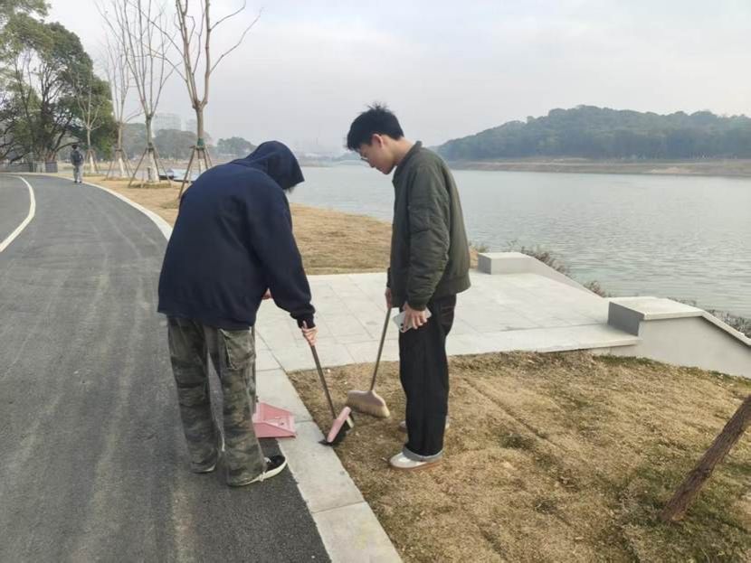 水旁的男人 AI 生成的内容可能不正确。