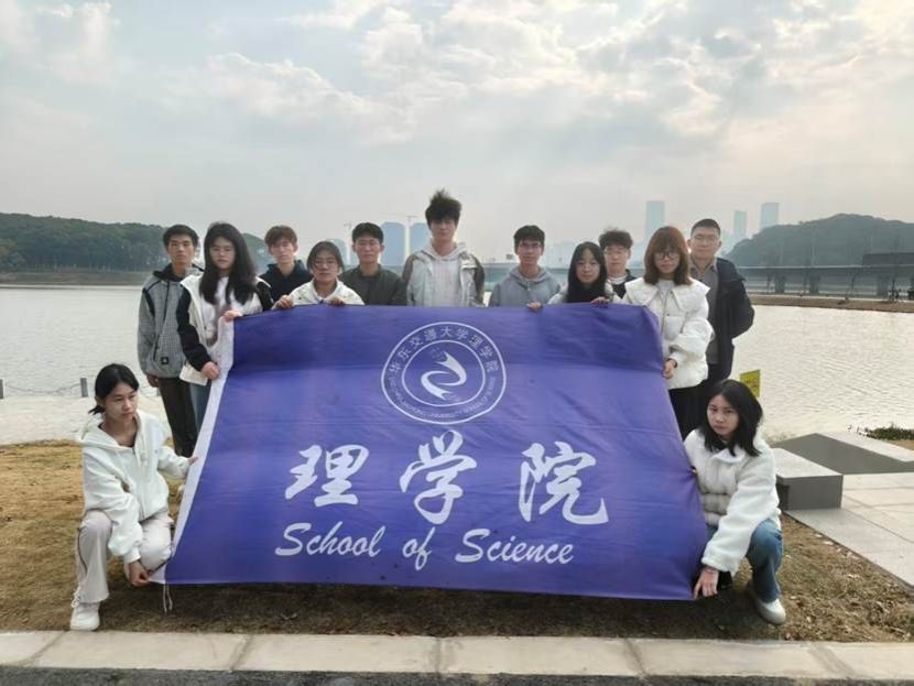 一群人站在海边 AI 生成的内容可能不正确。